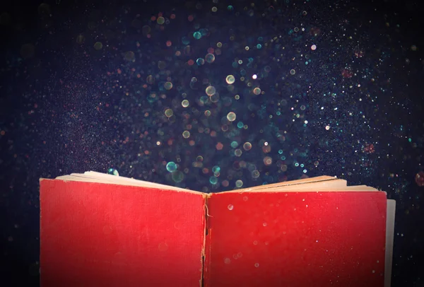 Abra el libro rojo y las luces brillantes brillantes — Foto de Stock