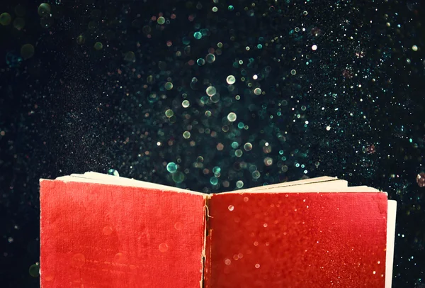 赤い本と光るきらびやかなライトを開く — ストック写真