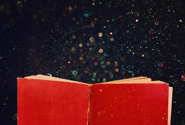 Abra el libro rojo y las luces brillantes brillantes — Foto de Stock