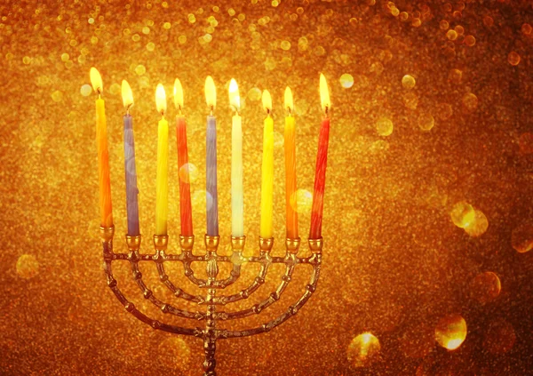 Menorah candels ve parlak ışıklar arka plan ile. Hanuka kavramı — Stok fotoğraf