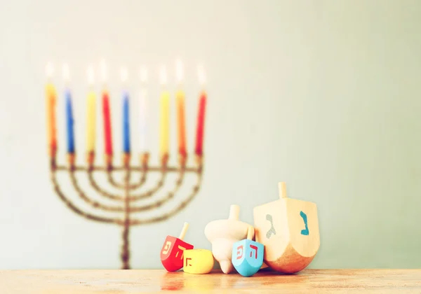 Imagen de la mesa frontal de madera y menorah un el fondo. concepto de hanukkah —  Fotos de Stock