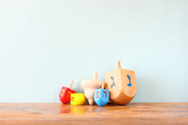 Imagen de la mesa frontal de madera y el fondo. concepto de hanukkah — Foto de Stock