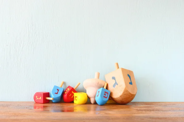 Imagen de la mesa frontal de madera y el fondo. concepto de hanukkah —  Fotos de Stock