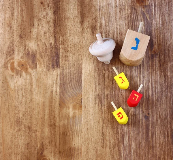 Hölzerne Dreidel für Chanukka auf Holztisch — Stockfoto