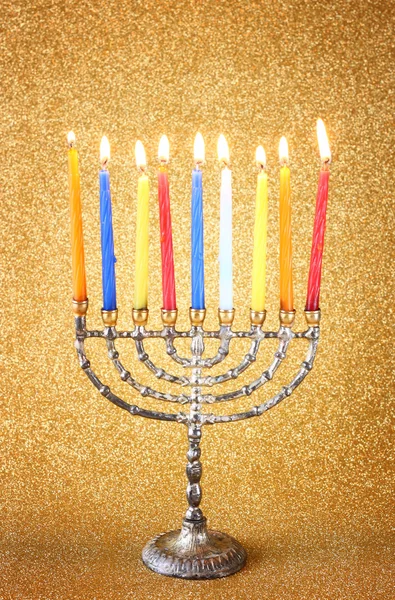 Menorah con velas y luces de brillo de fondo. concepto de hanukkah —  Fotos de Stock