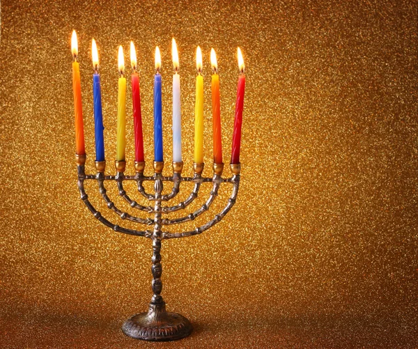 Menorah com velas e brilho luzes de fundo. conceito hanukkah — Fotografia de Stock