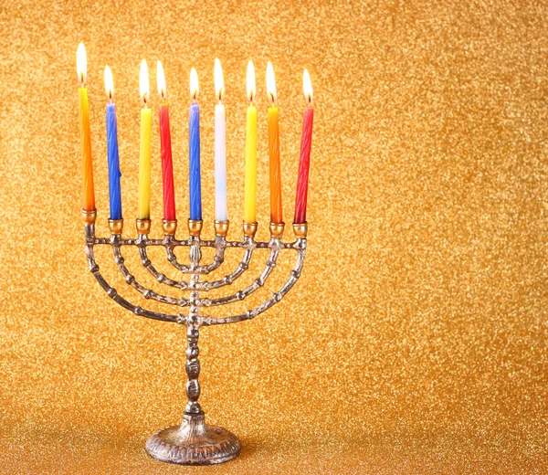 Menorah con velas y luces de brillo de fondo. concepto de hanukkah —  Fotos de Stock