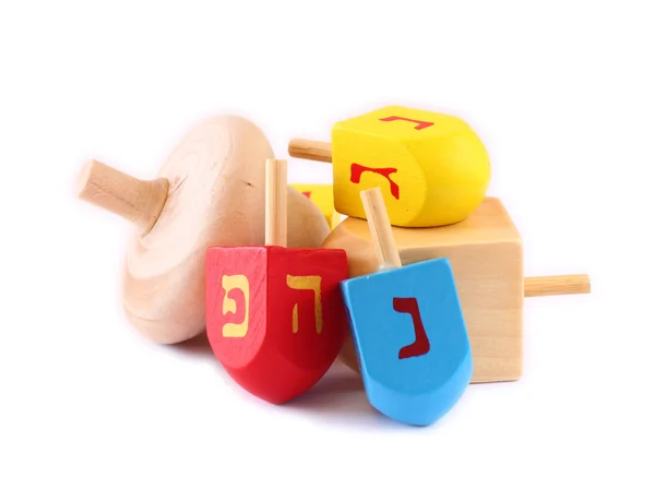 Dreidels de madeira para hanukkah isolado no fundo branco . — Fotografia de Stock