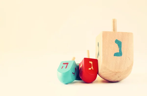 Afbeelding van de voorste woodwn tabel en achtergrond. Hanukkah concept — Stockfoto