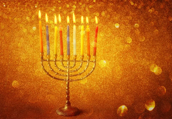 Menorah con velas y luces de brillo de fondo. concepto de hanukkah —  Fotos de Stock