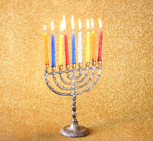 Menorah com velas e brilho luzes de fundo. conceito hanukkah — Fotografia de Stock