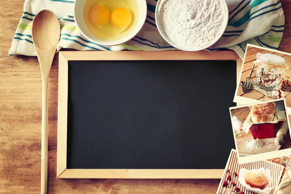 Vista superior de quadro-negro e colher de madeira sobre mesa de madeira e colagem de fotos com vários alimentos e pratos — Fotografia de Stock