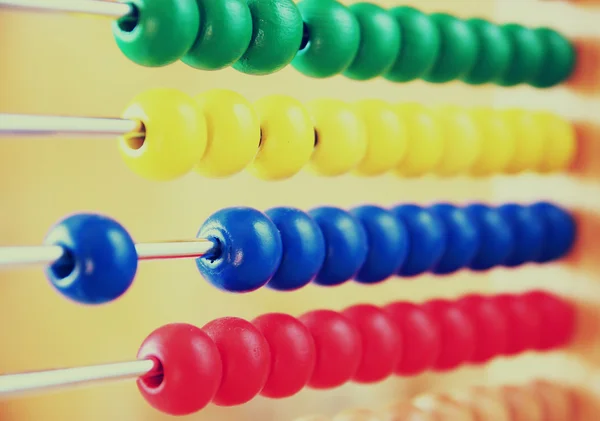 Közelkép kép gyöngyös Abacus felett fa textúrázott háttérre. retro szűrt kép. — Stock Fotó