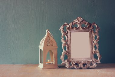 Ahşap masa üzerinde düşük anahtar görüntü vintage antik klasik çerçeve ve fener. Filtre uygulanmış görüntü