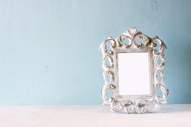 Vintage antik klasik çerçeve ahşap masa üzerinde düşük anahtar görüntüsü. Filtre uygulanmış görüntü