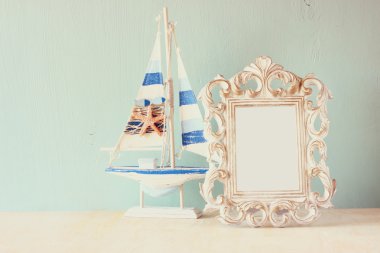 Vintage antik klasik çerçeve ve ahşap masa teknede düşük anahtar görüntü. Filtre uygulanmış görüntü