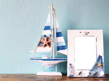 Vintage deniz çerçeve ahşap masa üzerinde. Retro filtre uygulanmış görüntü