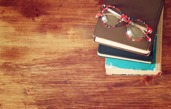 Top view of old books on a wooden table. retro filtered image — Stock Photo, Image