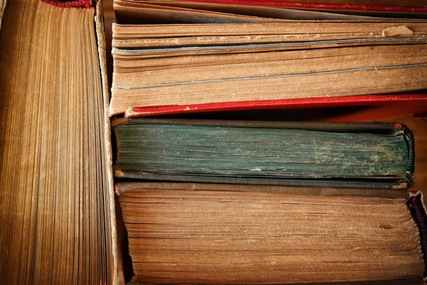 Draufsicht auf alte Bücher auf einem Holztisch. Retro gefiltertes Bild — Stockfoto