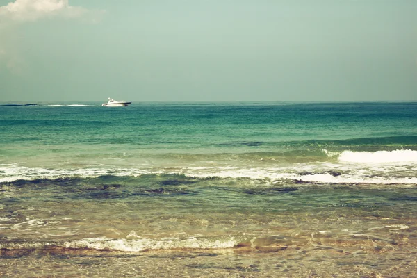 Open view to calm sea landscape with crisp sky in the horizon. image is retro filtered — Stock Photo, Image