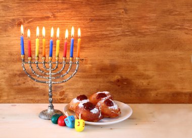 Yahudi tatil Hanukkah menorah, çörek ve ahşap sevinçler (iplik üst).