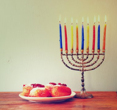Yahudi tatil Hanukkah menorah, çörek ve ahşap sevinçler (iplik üst).