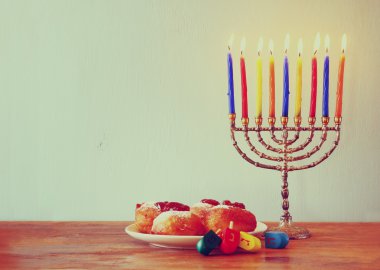Yahudi tatil Hanukkah menorah, çörek ve ahşap sevinçler (iplik üst).