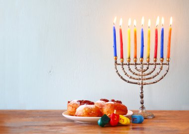 Yahudi tatil Hanukkah menorah, çörek ve ahşap sevinçler (iplik üst).