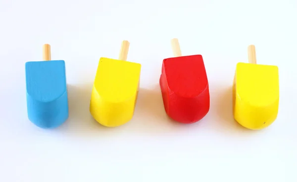 Dreidels de madera (spinning top) para vacaciones judías hanukkah aislados en blanco —  Fotos de Stock