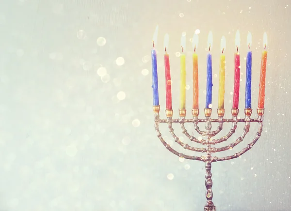 Yahudi tatil Hanukkah menorah artalanla düşük anahtar görüntü aqua glitter arka plan üzerinde yanan mumlar