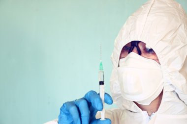 Laboratuvar güvenlik takım elbise şırınga ile bilim adamı. seçici odak
