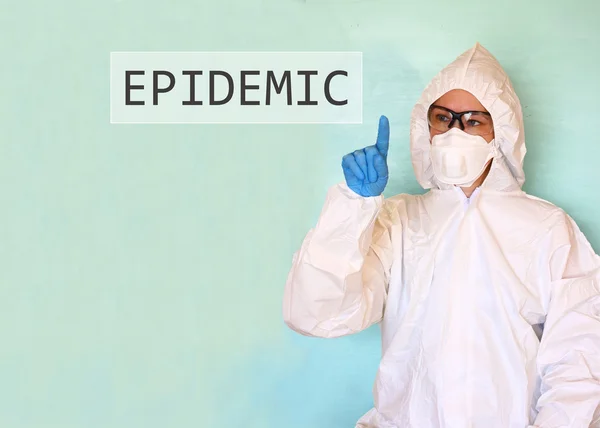 Cientista de laboratório em terno de segurança desenhando epidemia palavra — Fotografia de Stock