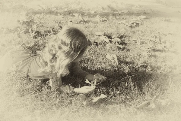 Foto vintage de una niña hermosa jugando en el parque. imagen filtrada estilo antiguo retro — Foto de Stock