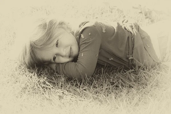 Vintage fotó a parkban játszó gyönyörű kislány. régi retro stílusú szűrt kép — Stock Fotó