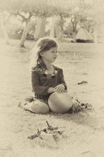 Foto vintage de una niña hermosa jugando en el parque. imagen filtrada estilo antiguo retro —  Fotos de Stock