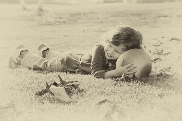 Foto vintage de una niña hermosa jugando en el parque. imagen filtrada estilo antiguo retro —  Fotos de Stock