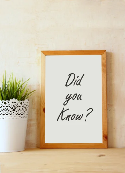 White drawing board with the question " did you know" written on it against rustic textured wall — Stock Photo, Image