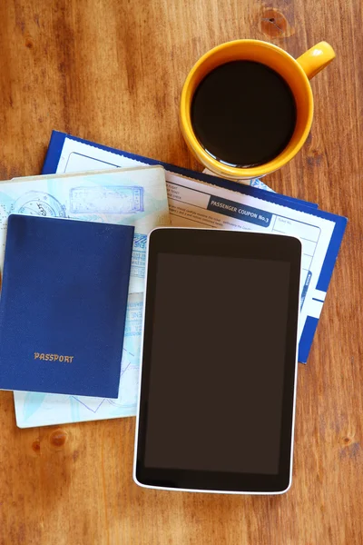 Vista superior do tablet com tela vazia, passaporte e cartão de embarque sobre mesa de madeira. conceito de viagem — Fotografia de Stock