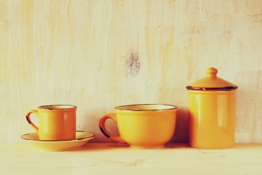 Kahve bardağı ve eski kavanoz içinde ahşap rustik masa kümesi. Filtre uygulanmış görüntü