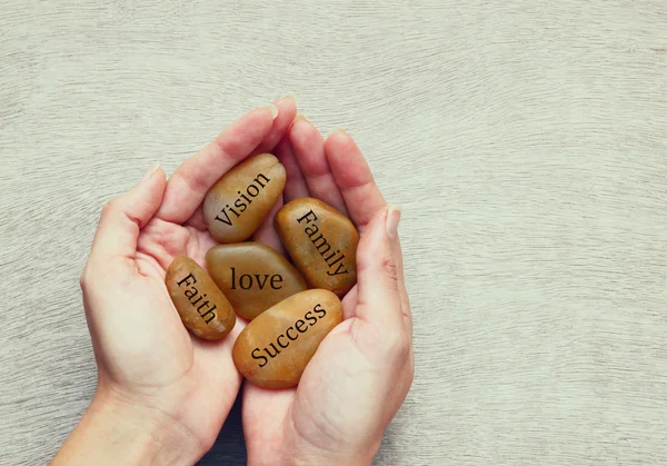 Mulher segurando pedras de rio com palavras escritas neles. amor, sucesso e conceito de família — Fotografia de Stock
