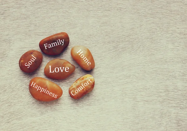 Nehir taşları üzerinde yazılan sözcükler ile. Aşk ve aile kavramı — Stok fotoğraf