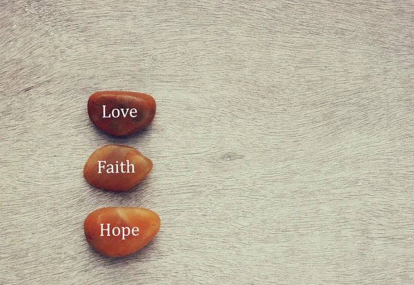 Rivier stenen met woorden geschreven op hen. liefde, en familie concept — Stockfoto
