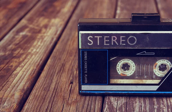 Antiguo reproductor de casetes portátil sobre un fondo de madera. imagen es estilo instagram filtrado — Foto de Stock