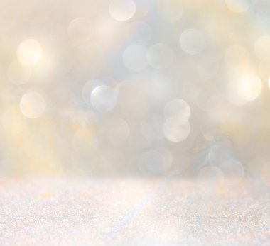 Beyaz ve gümüş soyut bokeh ışıkları. Odaklanmamış arkaplan