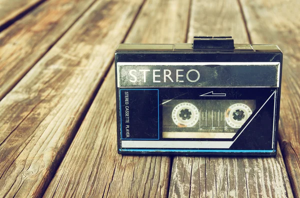 Старый портативный кассетный проигрыватель на деревянном фоне. Изображение отфильтровано в стиле instagram — стоковое фото