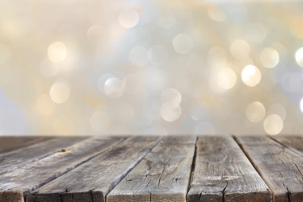 Mesa de madeira rústica na frente de prata brilho e ouro luzes bokeh brilhantes — Fotografia de Stock