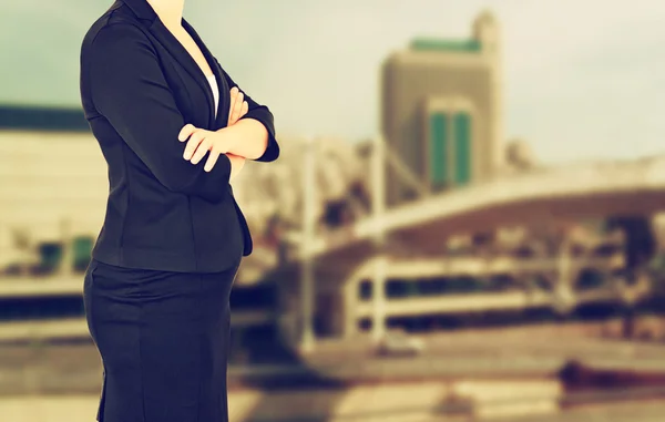 Женщина в деловом костюме на фоне городского строительства. отфильтрованное изображение — стоковое фото