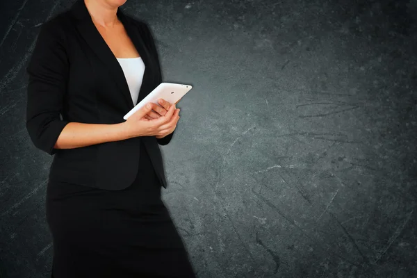 Femme en costume d'affaires sur fond gris élégant texturé — Photo