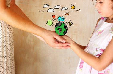 Anne ve çocuk el ele tutuşarak ve daha iyi bir dünya kavramı ile set infographics gösteren fotoğrafı. koruma ve eğitim kavramı