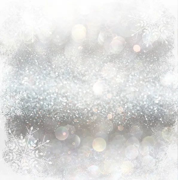 Intreepupil zilveren en witte bokeh lichten met sneeuwvlok overlay. abstracte achtergrond — Stockfoto